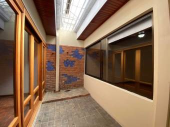 Se vende espaciosa casa con terraza en Alajuela 26-194