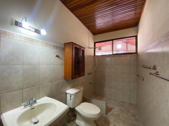 Se vende espaciosa casa con terraza en Alajuela 26-194