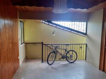 Se vende casa con amplio lote en Desamparados Alajuela 25-189