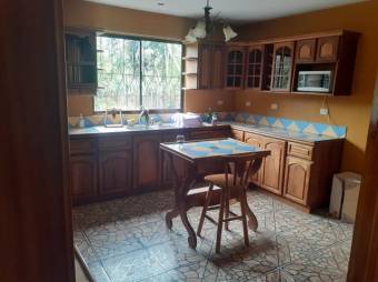 Se vende casa con amplio lote en Desamparados Alajuela 25-189