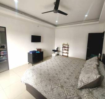 Se vende moderna casa con terraza en condominio de Guácima 25-488