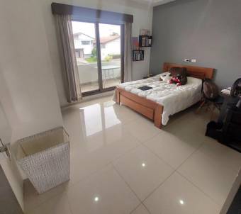 Se vende moderna casa con terraza en condominio de Guácima 25-488