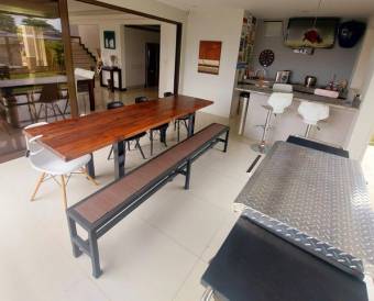 Se vende moderna casa con terraza en condominio de Guácima 25-488