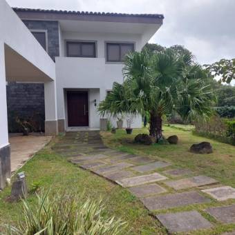 Se vende moderna casa con terraza en condominio de Guácima 25-488