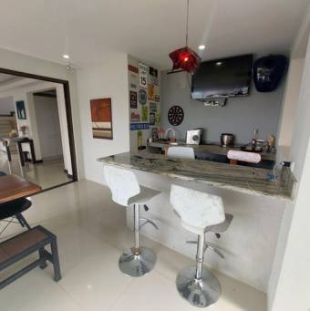 Se vende moderna casa con terraza en condominio de Guácima 25-488