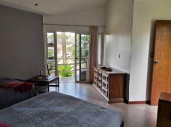 Se vende casa con amplio lote de 900m2 en Guácima Alajuela 25-785