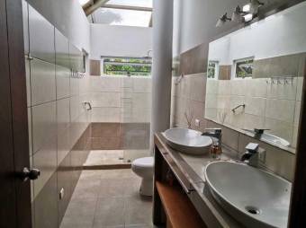 Se vende casa con amplio lote de 900m2 en Guácima Alajuela 25-785