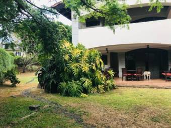 Se vende espaciosa casa con amplio lote de Guácima Alajuela 25-821