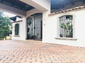Se vende espaciosa casa con amplio lote de Guácima Alajuela 25-821