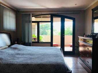 Se vende espaciosa casa con amplio lote de Guácima Alajuela 25-821