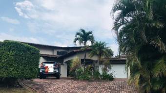 Se vende espaciosa casa con amplio lote de Guácima Alajuela 25-821