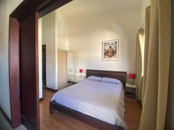 Se alquila apartamento en condominio de Santa Ana Centro 26-85