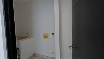 Se alquila espacioso apartamento en condómino de Ulloa Heredia 26-424