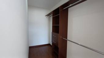 Se alquila espacioso apartamento en condómino de Ulloa Heredia 26-424