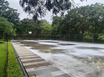 Se alquila moderno apartamento en condominio de Santa Ana 25-1554