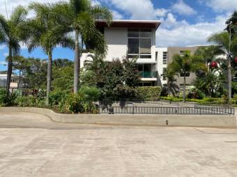 Se alquila moderno apartamento en condominio de Santa Ana 25-1554