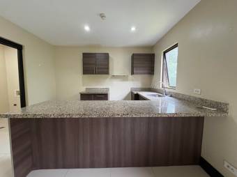 Se alquila espacioso apartamento en condominio de Brasil Santa Ana 26-411