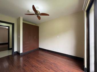 Se alquila espacioso apartamento en condominio de Brasil Santa Ana 26-411