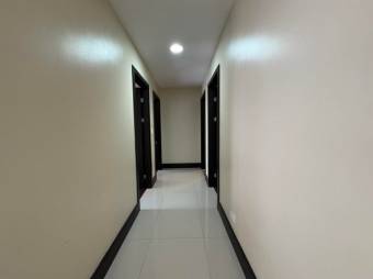 Se alquila espacioso apartamento en condominio de Brasil Santa Ana 26-411