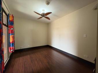 Se alquila espacioso apartamento en condominio de Brasil Santa Ana 26-411