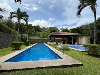 Se alquila espacioso apartamento en condominio de Brasil Santa Ana 26-411