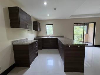 Se alquila espacioso apartamento en condominio de Brasil Santa Ana 26-411
