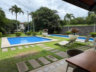 Se alquila espacioso apartamento en condominio de Brasil Santa Ana 26-411