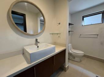 Se alquila espacioso apartamento en condominio de Brasil Santa Ana 26-411