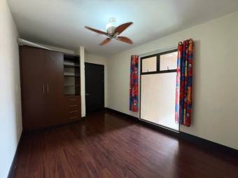 Se alquila espacioso apartamento en condominio de Brasil Santa Ana 26-411