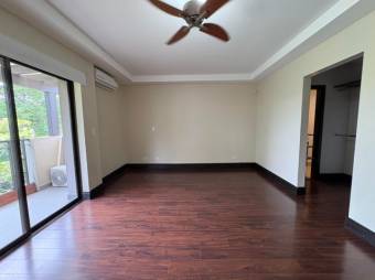 Se alquila espacioso apartamento en condominio de Brasil Santa Ana 26-411