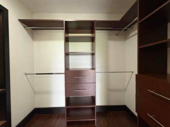 Se alquila espacioso apartamento en condominio de Brasil Santa Ana 26-411