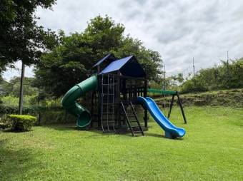 Se alquila espacioso apartamento en condominio de Brasil Santa Ana 26-411