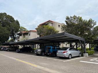 Se alquila espacioso apartamento en condominio de Brasil Santa Ana 26-411