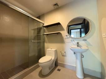 Se alquila espacioso apartamento en condominio de Brasil Santa Ana 26-411