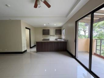 Se alquila espacioso apartamento en condominio de Brasil Santa Ana 26-411