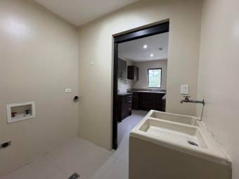 Se alquila espacioso apartamento en condominio de Brasil Santa Ana 26-411