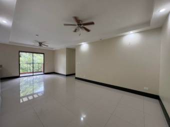 Se alquila espacioso apartamento en condominio de Brasil Santa Ana 26-411