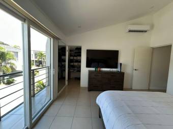 Se alquila espaciosa casa con patio en Brasil Santa Ana 26-210