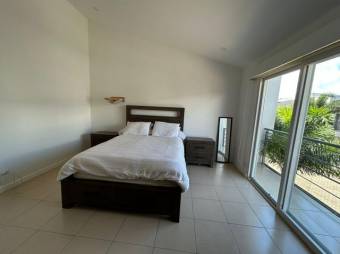 Se alquila espaciosa casa con patio en Brasil Santa Ana 26-210