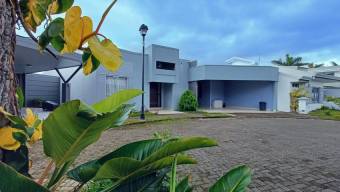 Se alquila casa con patio en condominio de Sabanilla San José 26-344