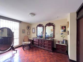 Se alquila espacioso apartamento en los Yoses 25-1627