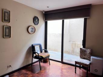 Se alquila espacioso apartamento en los Yoses 25-1627