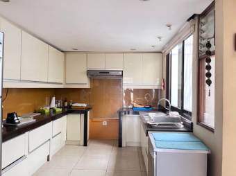 Se alquila espacioso apartamento en los Yoses 25-1627