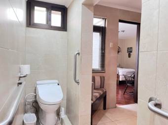 Se alquila espacioso apartamento en los Yoses 25-1627