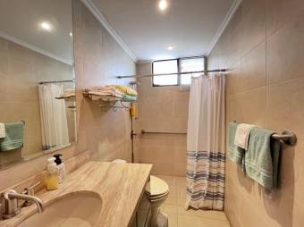 Se alquila espacioso apartamento en los Yoses 25-1627