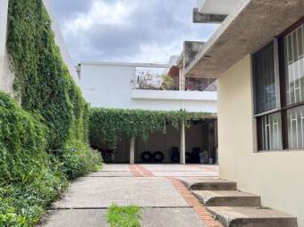 Se alquila espacioso apartamento en los Yoses 25-1627