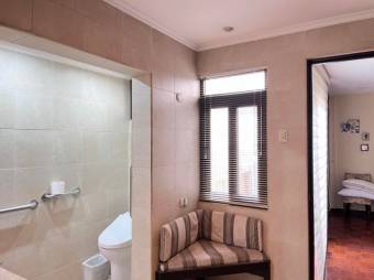 Se alquila espacioso apartamento en los Yoses 25-1627