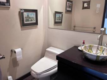 Se alquila espacioso apartamento en los Yoses 25-1627