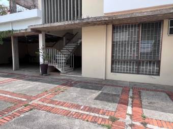 Se alquila espacioso apartamento en los Yoses 25-1627