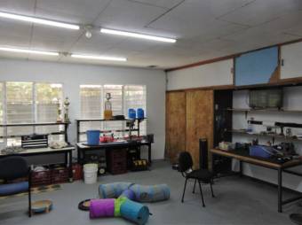 Se vende casa con amplio lote en residencial de Santa Ana Centro 23-1465